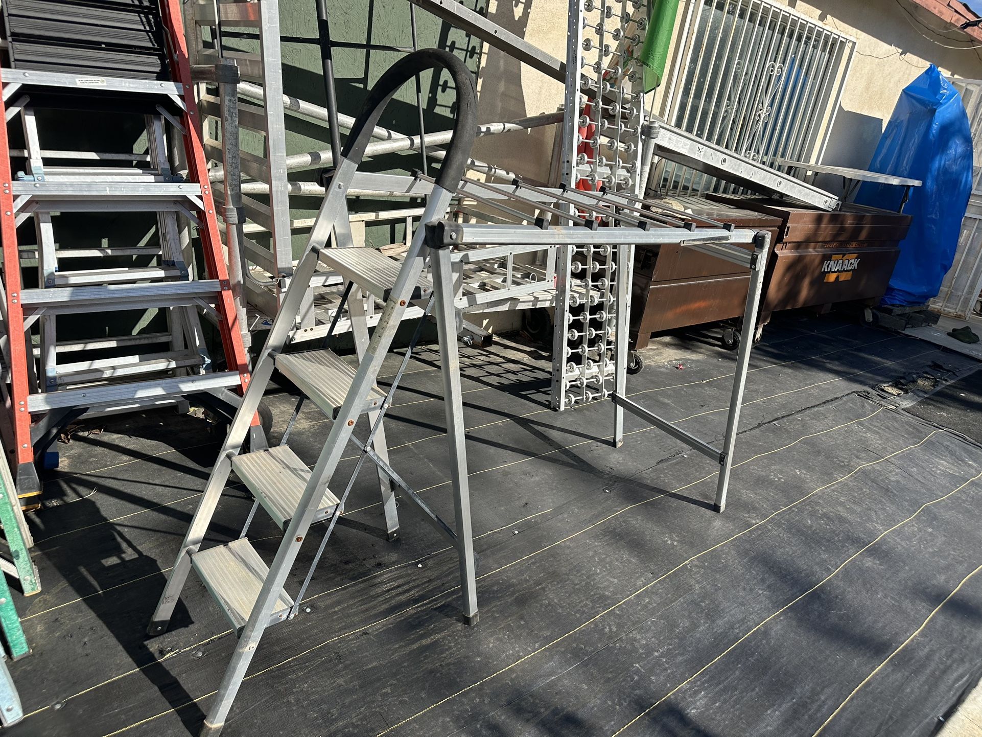 4ft Ladder With Dry Rack
