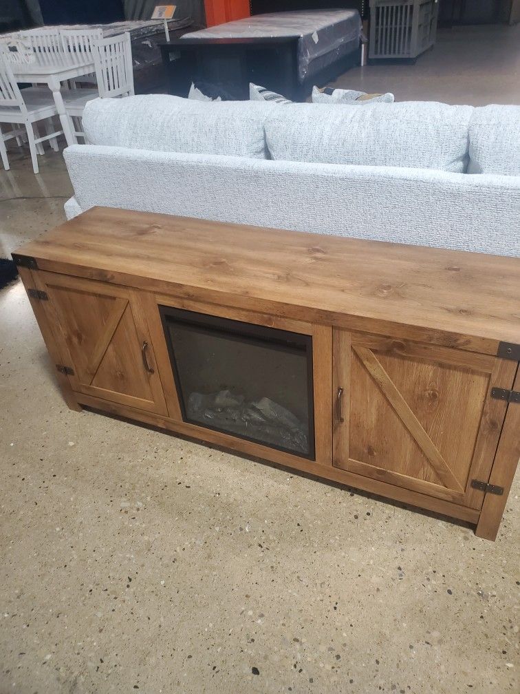 Beautiful Farmhouse Style Fireplace With Heat (New )