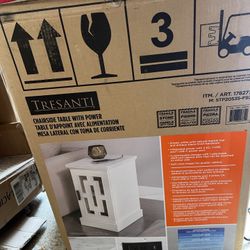 TRESANTI CHAIRSIDE TABLE WITH POWER TABLE D'APPOINT AVEC ALIMENTATION MESA LATERAL CON TOMA DE CORRIENTE