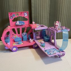 Hatchimals CollEGGtibles, Transforming Rainbow-Cation Camper - Ship Only
