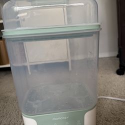 Momcozy bottle steriliser and dryer.