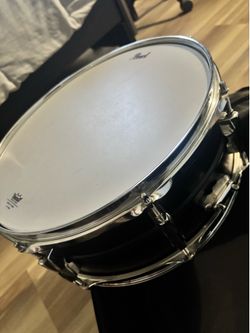 Beginner snare drum w/ rolling case