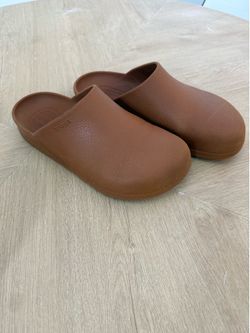 Men’s clog crocs size 10