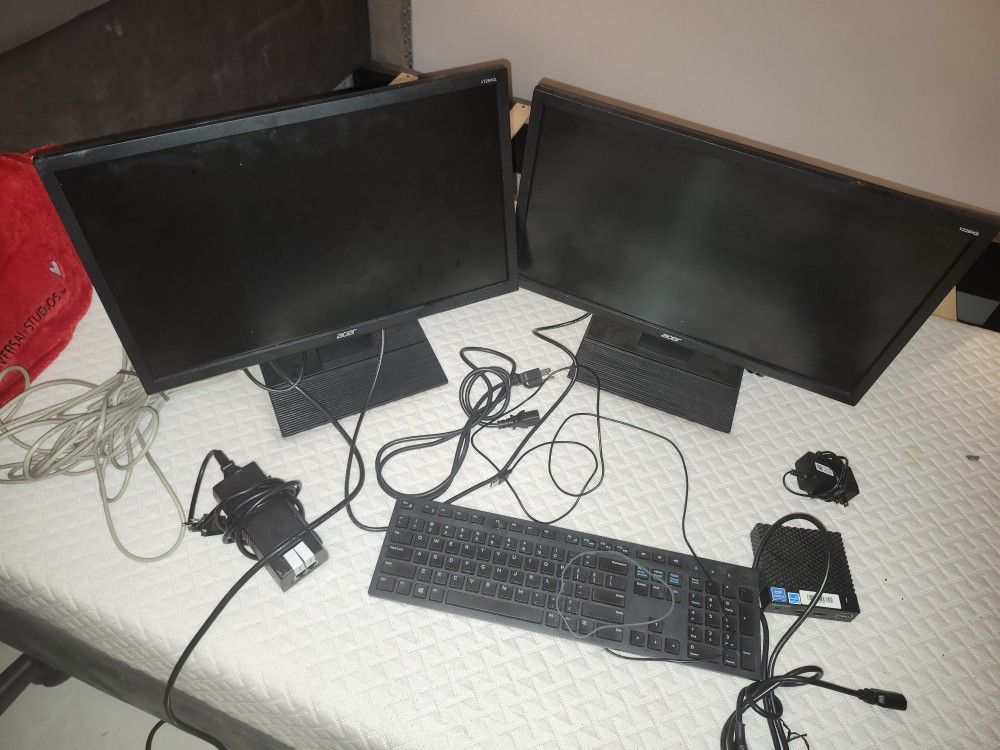 Black DEL Monitors With Keyboard And Cords