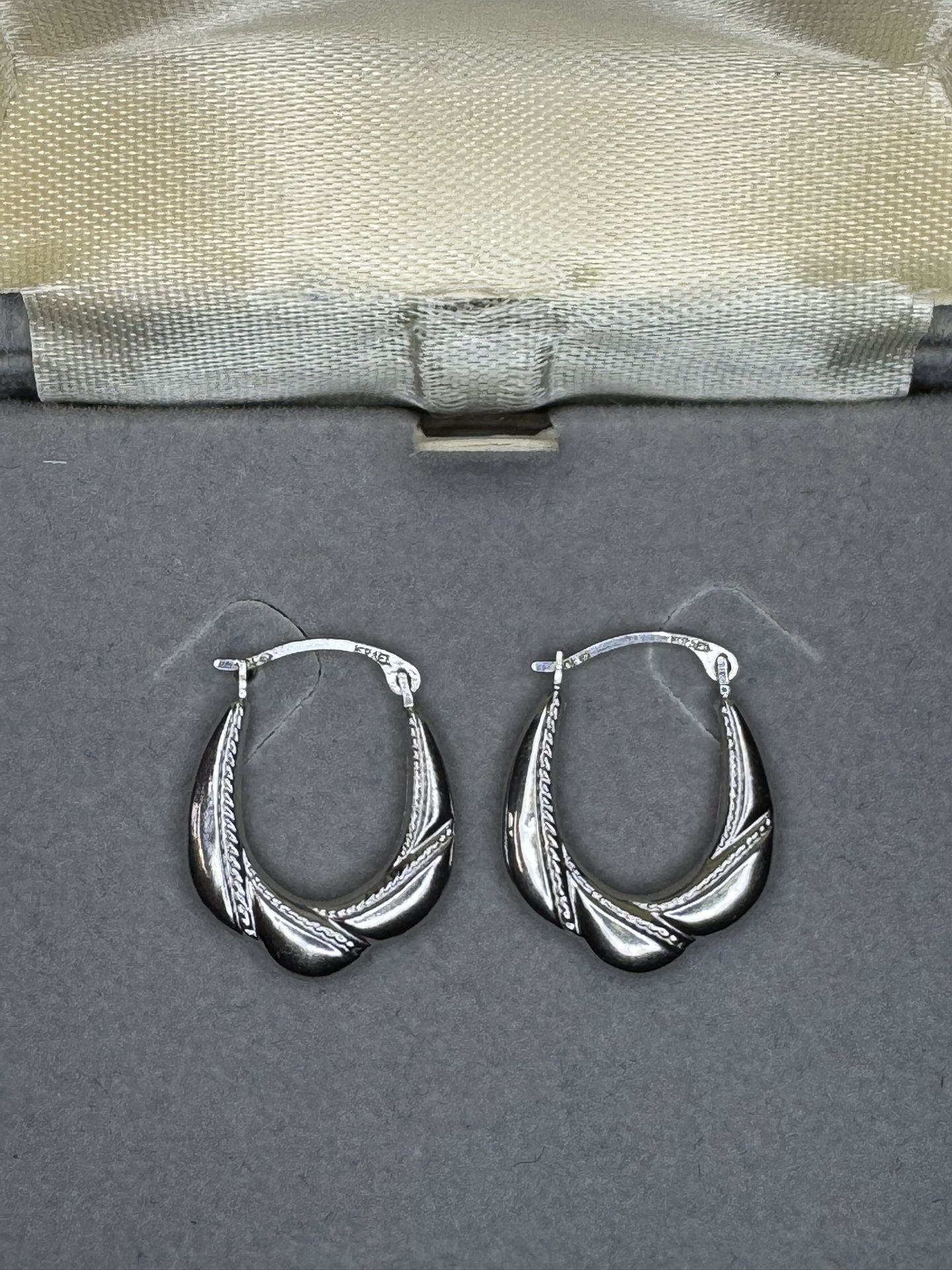 10K White Gold Etched Oval 15.2MM Tube Hoop Earrings .4g