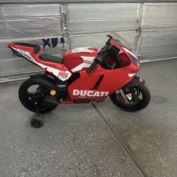 Red Color Chargeable Ride On Bike With 2 Speed With Wheels Maximum Speed 7.5mph