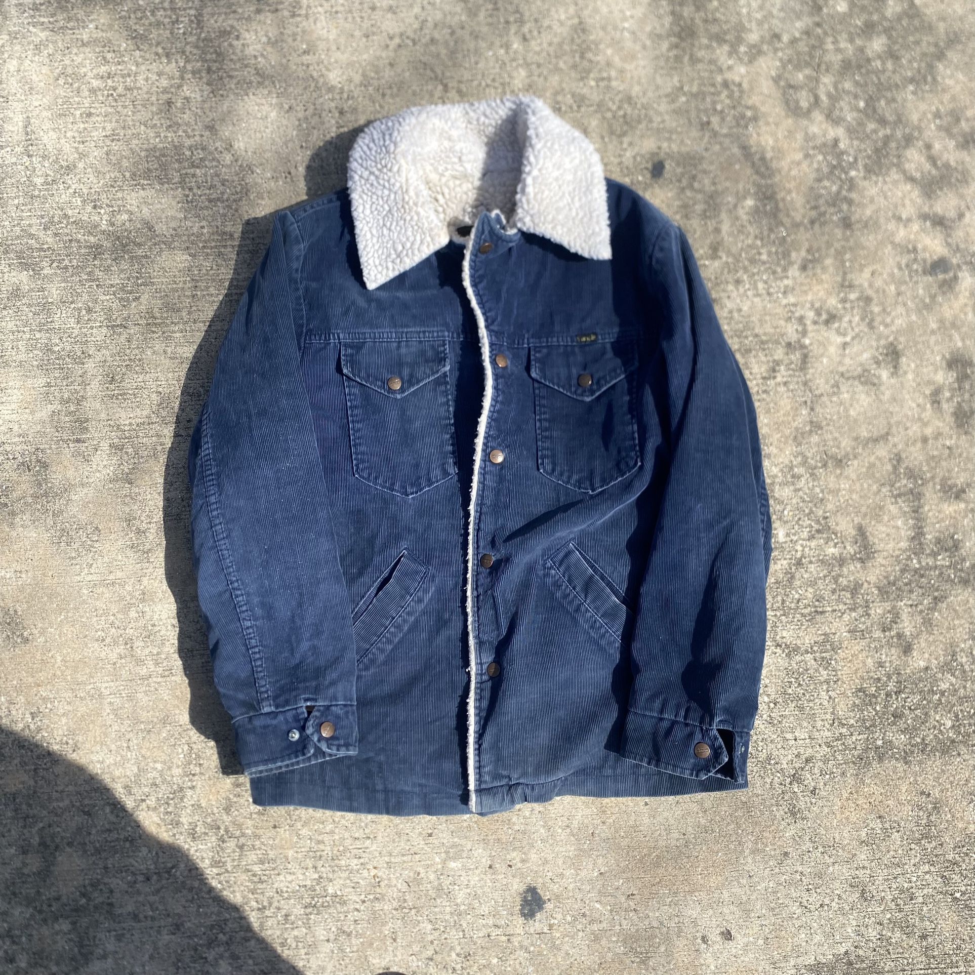 VINTAGE 70's Wrangler Corduroy Ranch/Worker Jacket With Sherpa Lining. Very small scuffs and stains. Men's medium M