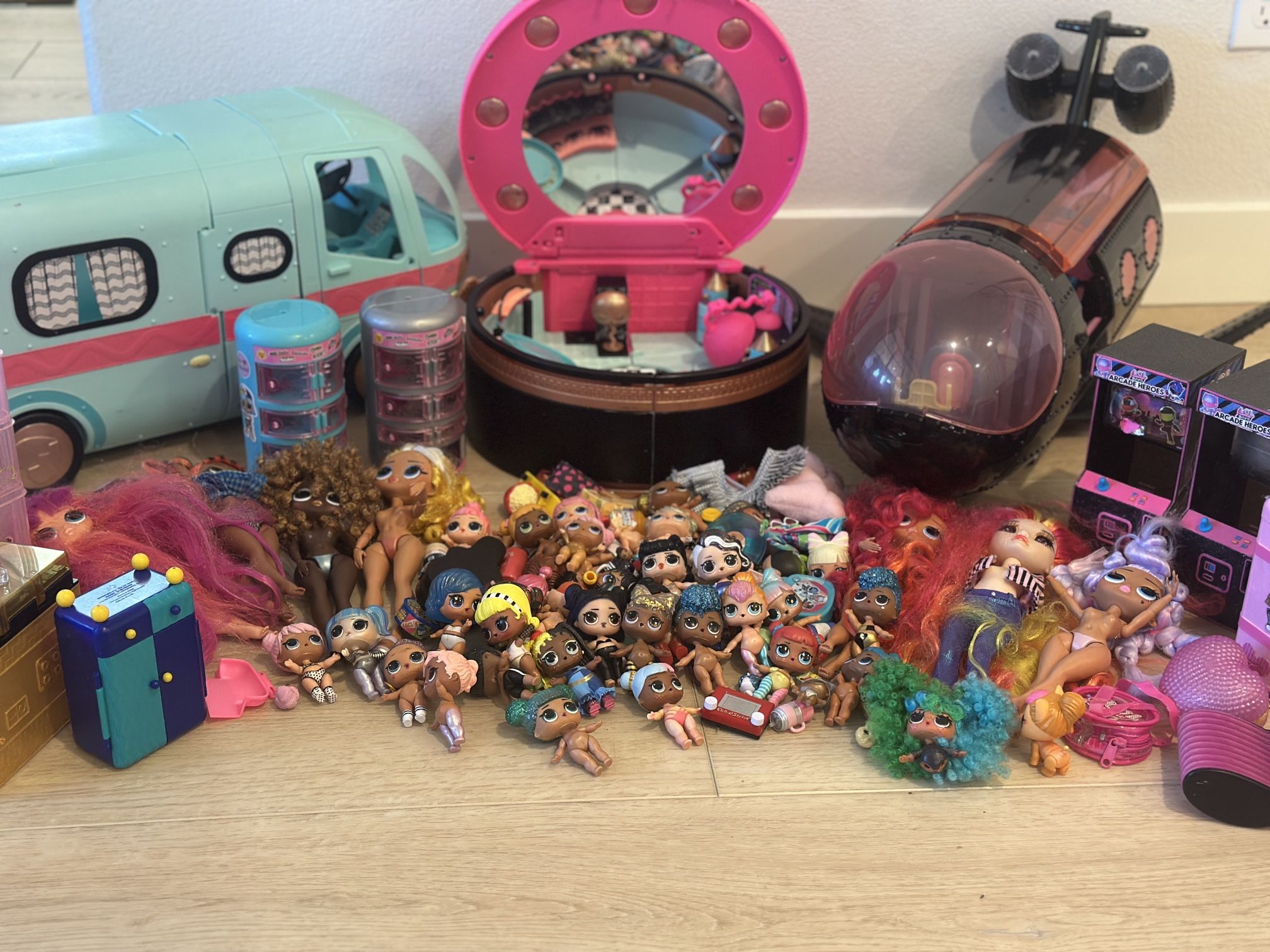 LOL Dolls, Camper, Hair Salon, Plane and Accessories