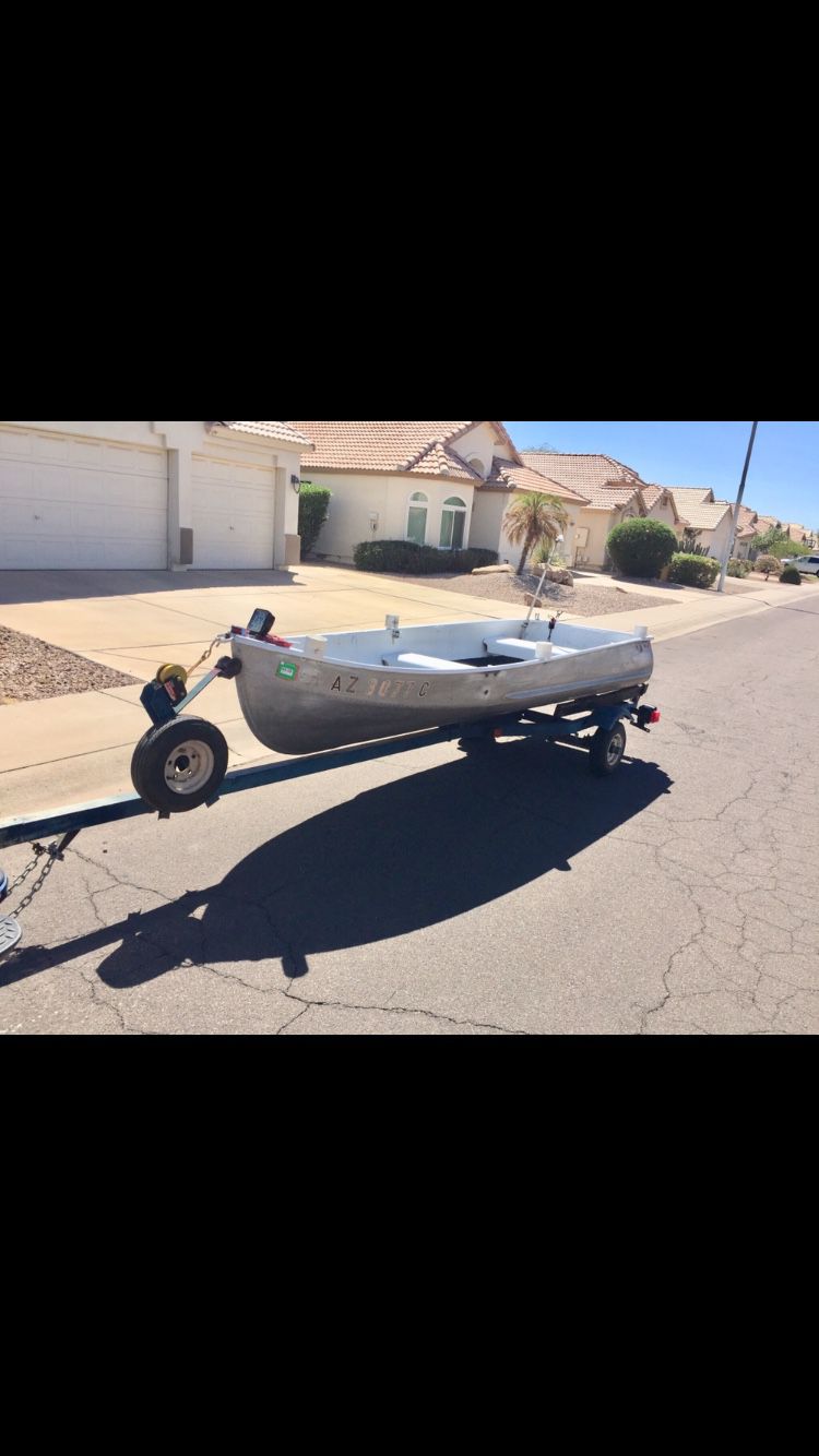 Nice aluminum boat with a trolling motor