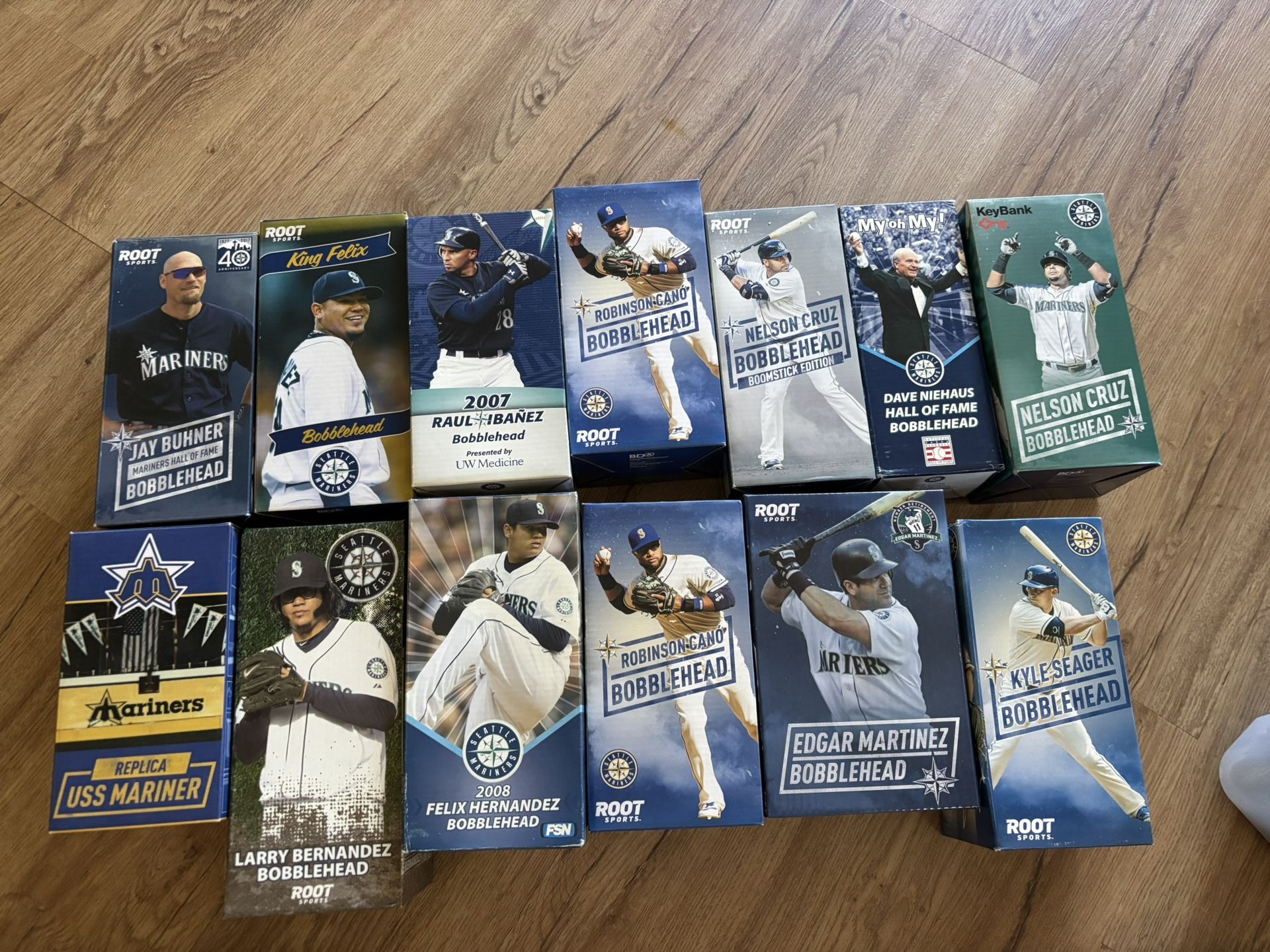 Tote Of Misc Mariners Bobble heads