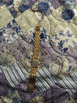 Beautiful longines watch. It looks like new, it's missing a battery. If you know about watches you will know that it is great. Make me an offer 