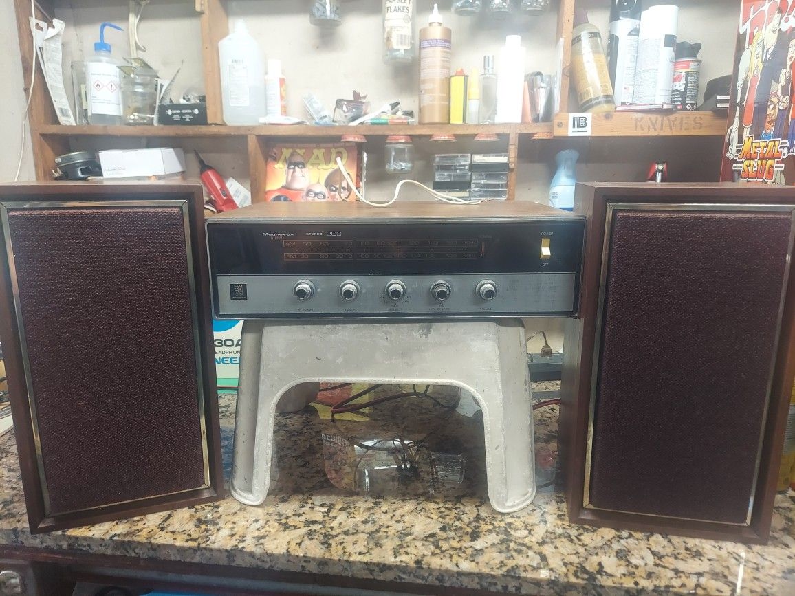 Magnavox Vintage Receiver With Speakers