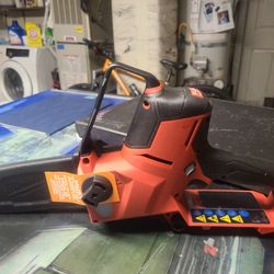 MILWAUKEE M18 FUEL 8" HATCHET WITH 5AH XC BATTERY.