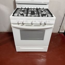 Frigidaire 5-burner gas stove in perfect working condition. Delivery and installation available with a 3-month warranty.