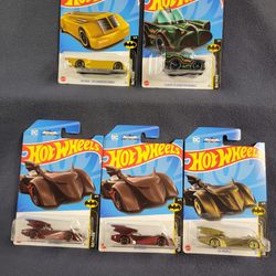 (5) Batman Hot Wheels DC comics