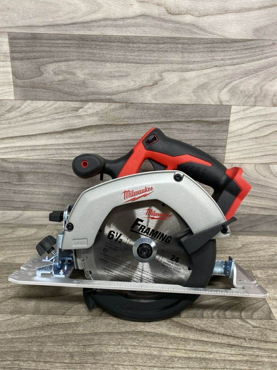 MILWAUKEE M18 18V Lithium-Ion Cordless Circular Saw (A1D027217)