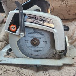 Blach Y DECKER  SAWCAT