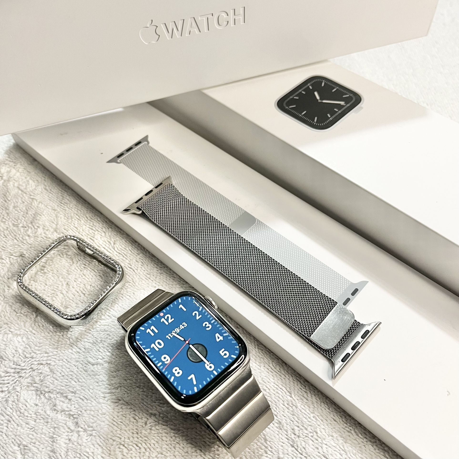 Unlocked Apple Watch Series 5 LTE 44MM Silver Stainless Steel - Milanese Loop & Link Band