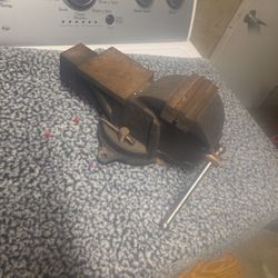 Cast Iron Bench Vise 4"