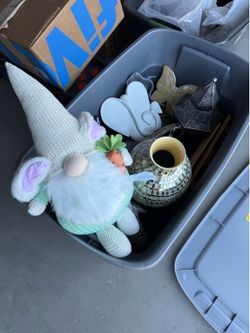 Tub full of room decor items