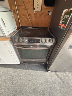 LG electric range / oven