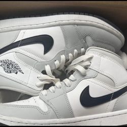 Jordan 1 Mids Smokey Grey 