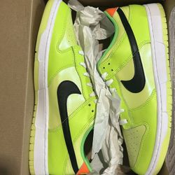 NIKE DUNK LOW SE VOLT