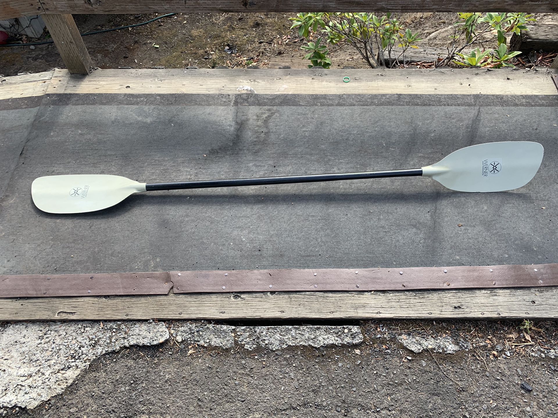 77.5” (196cm) Werner 1pc whitewater kayak paddle w/ carbon fiber straight shaft