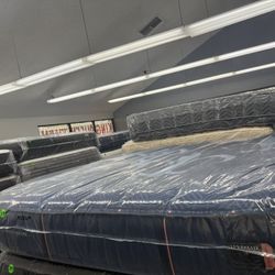KING SIZE STEARNS & FOSTER LUX ESTATE (MEDIUM) MATTRESS & BOX SPRINGS BED SET