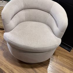 ✨ West Elm Viv Swivel Chair – Like New – Luxury Comfort – Retail $699