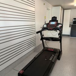 Sole F63 Treadmill excellent Condition