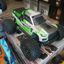 ARRMA Granite 4x4 RC Monster Truck garage electric brand new including remote