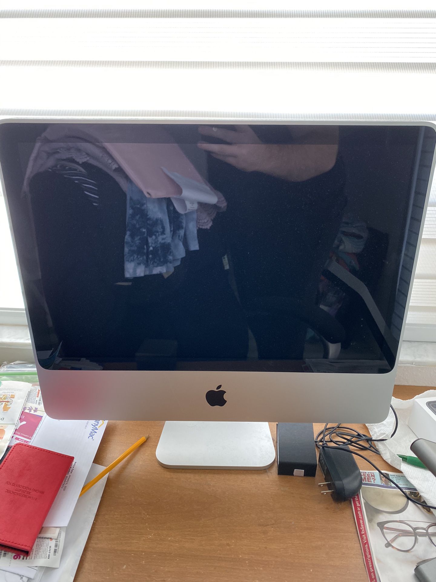 iMac 2011 with wireless keyboard and mouse