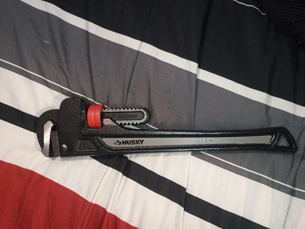 Husky 14 In Pipe Wrench
