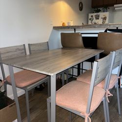 Table with 4 chairs and cushions 