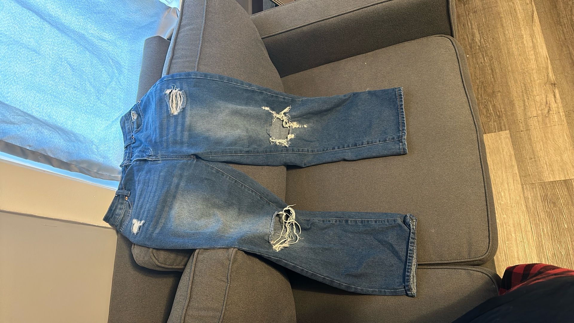 Im Selling this blue jeans, lmk if ur interested
