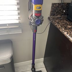 Dyson V8