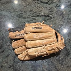 WILSON A2000s SET OF TWO GLOVES