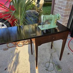 Vintage Singer Sewing Machine Model 185k