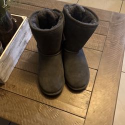 Woman’s Bear paw Boots