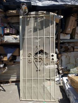 ☀️32x80 security door in the center damage