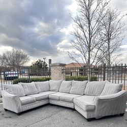 Free Delivery 🚚 Light Grey 3 Piece Sectional 