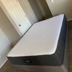 QUEEN HYBRID BEAUTYREST MATTRESS 12.5” AND FREE BOX SPRING