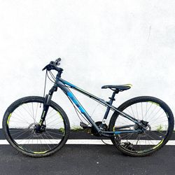 GT Aggressor Pro Mountain Bike – Disc Brakes – Great Condition – Needs Shifte