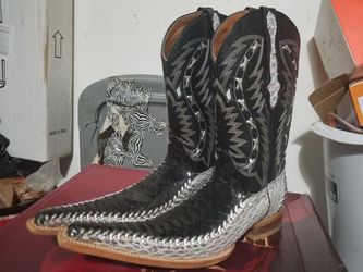 Tengo 2 pares de Botas mexicanas numero# 12 y #7 estan en buena condicion