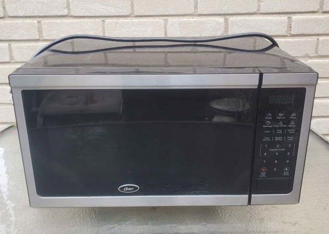 1.1 Cubic ft Oster Microwave