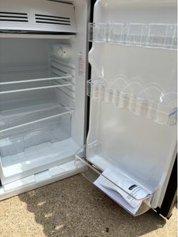 Magic chef 4.4 cu ft mini fridge brand new pickup only