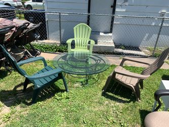 Patio teybol and tre cher wery good wit metal frem and havy duty glas 1” hevy duty glas almost brend new