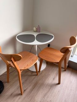 Round table + 2 chairs