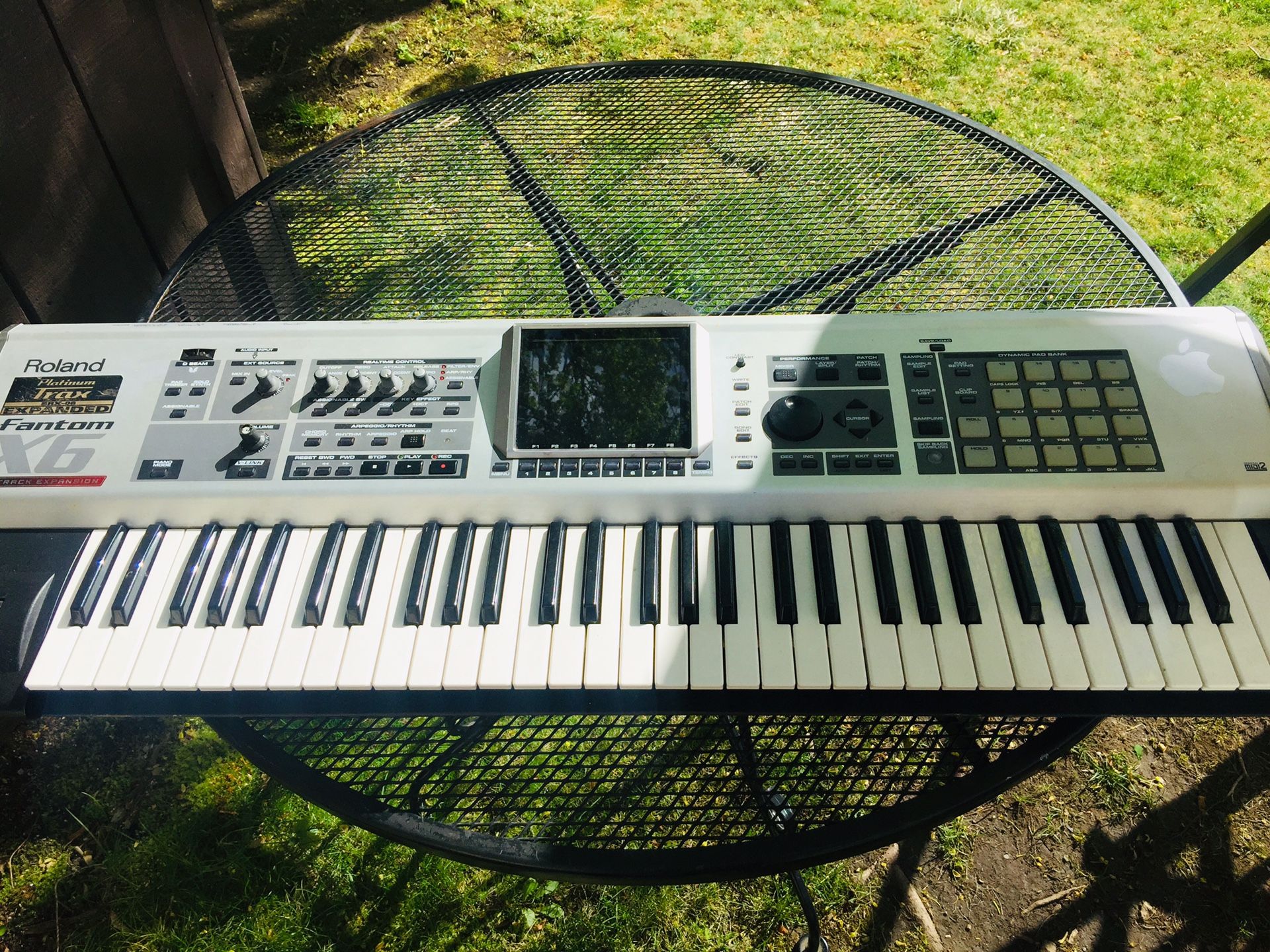 Roland fantom x6 + stand